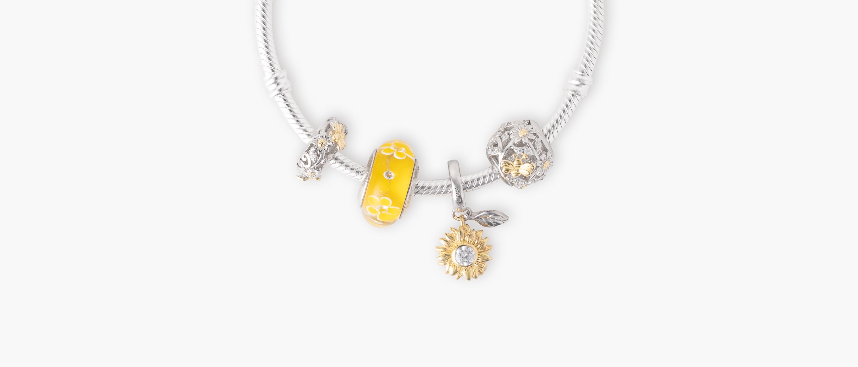 Armband mit Charms Set BEE YELLOW aus 925 Sterling-Silber, Flatlay – Charmerie