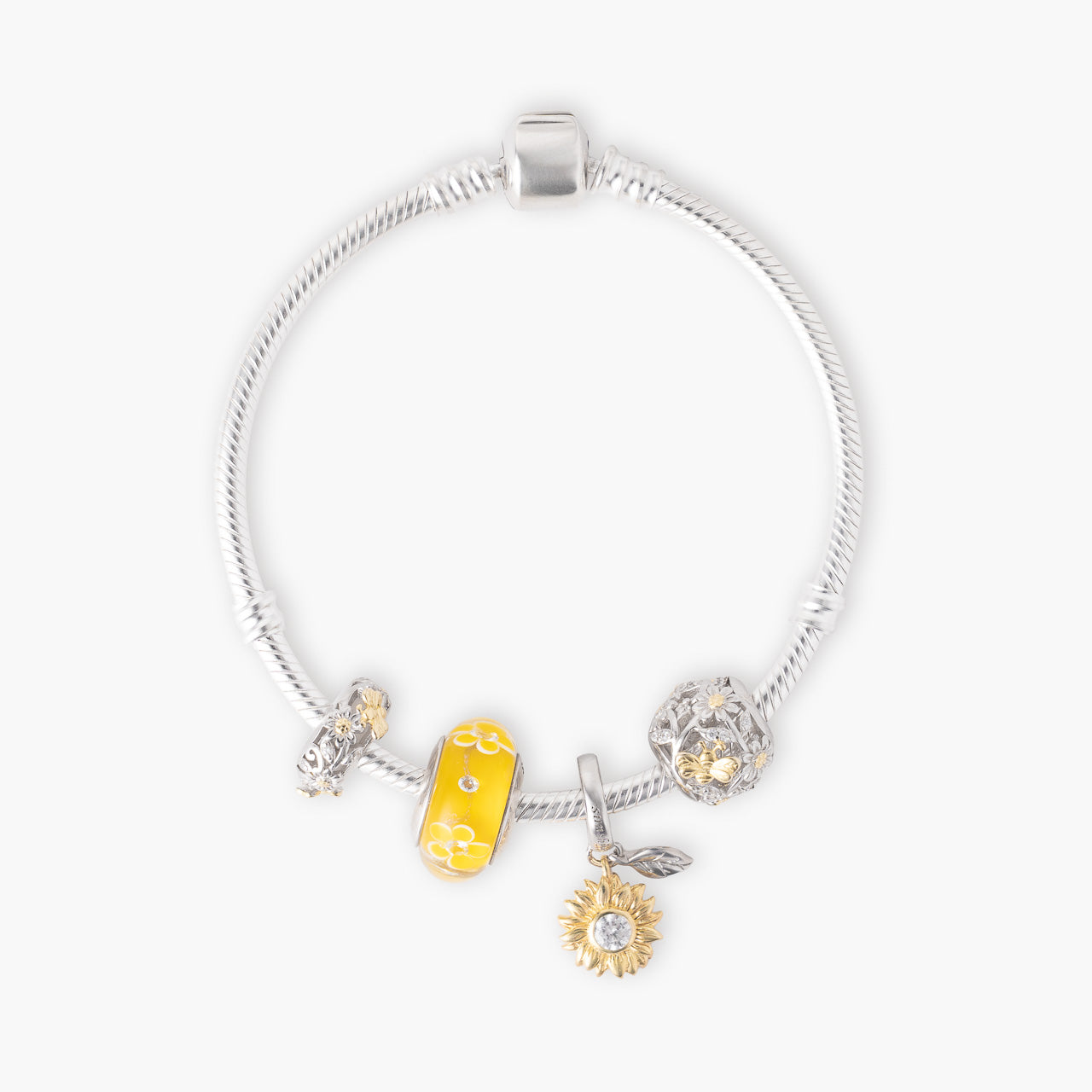 Armband mit Charms Set BEE YELLOW aus 925 Sterling-Silber, Flatlay – Charmerie – erhältlich in 17 cm, 18 cm, 19 cm und 20 cm
