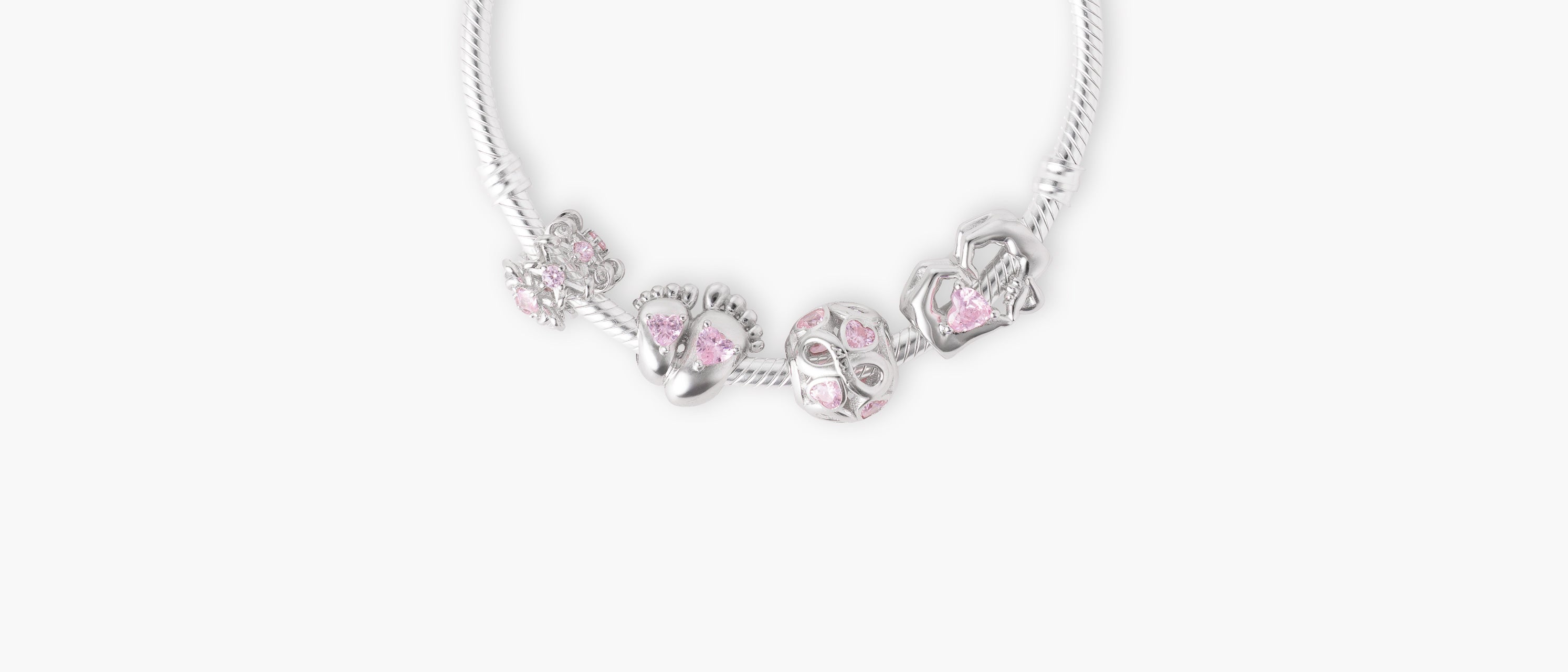 Armband mit Charms Set INFINITY MOM LOVE aus 925 Sterling-Silber, Flatlay – Charmerie