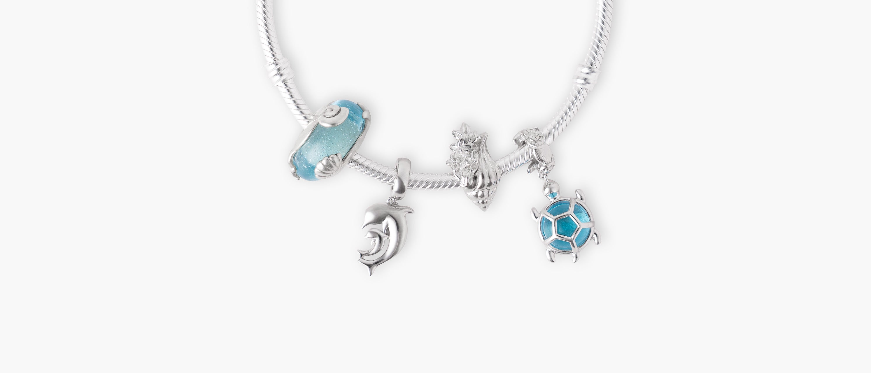 Armband mit Charms Set OCEAN LOVE aus 925 Sterling-Silber, Flatlay – Charmerie
