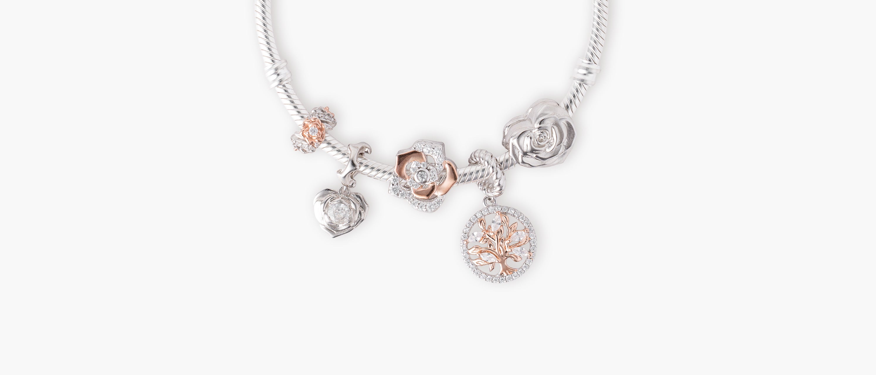 Armband mit Charms Set ROSÉ BLOOM aus 925 Sterling-Silber, Flatlay – Charmerie