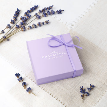 Geschenkverpackung der Charmerie Armbänder dekoriert mit Lavendelblüten – erhältlich in 17 cm, 18 cm, 19 cm und 20 cm