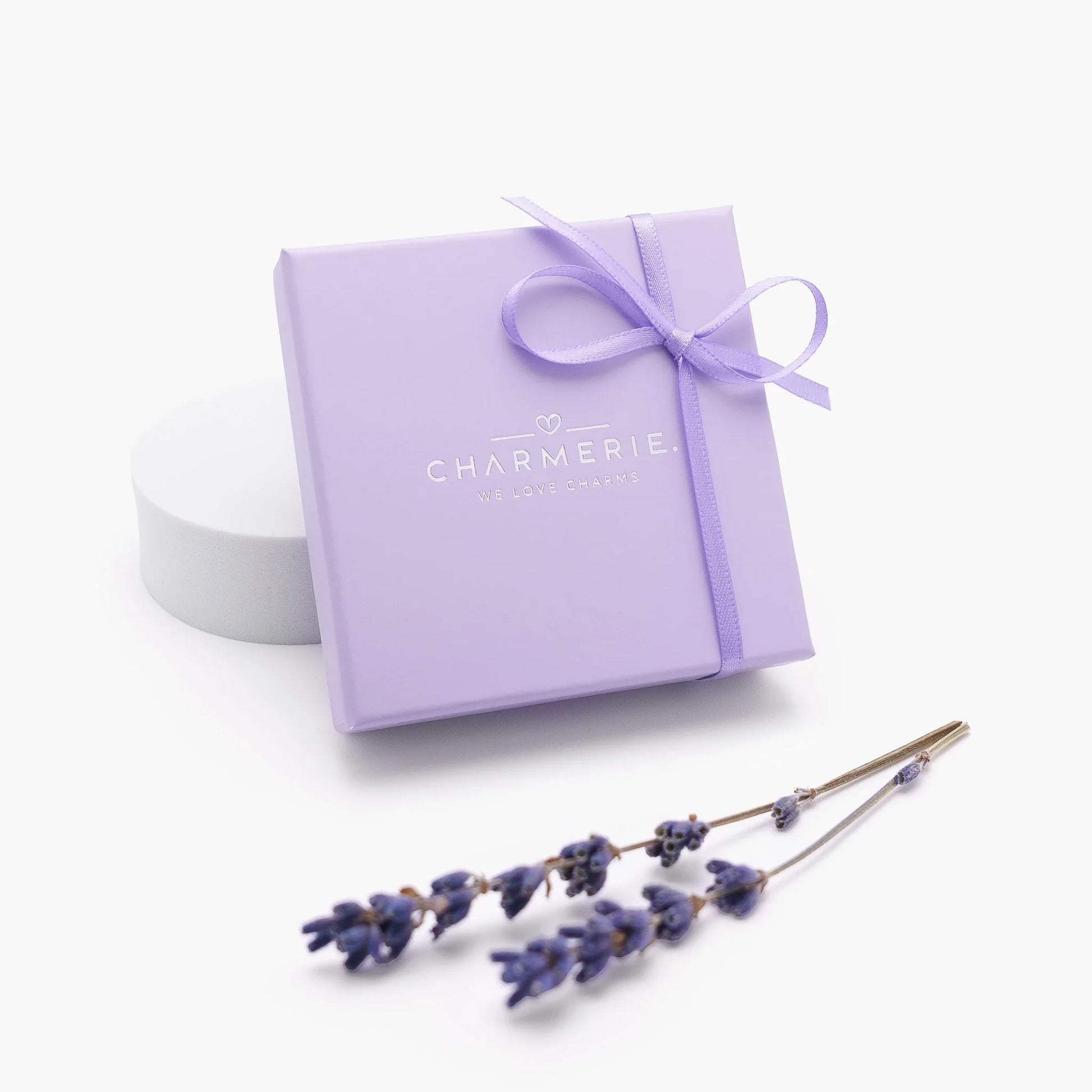 Geschenkverpackung der Charmerie Armbänder mit Lavendelblüten – erhältlich in 17 cm, 18 cm, 19 cm und 20 cm