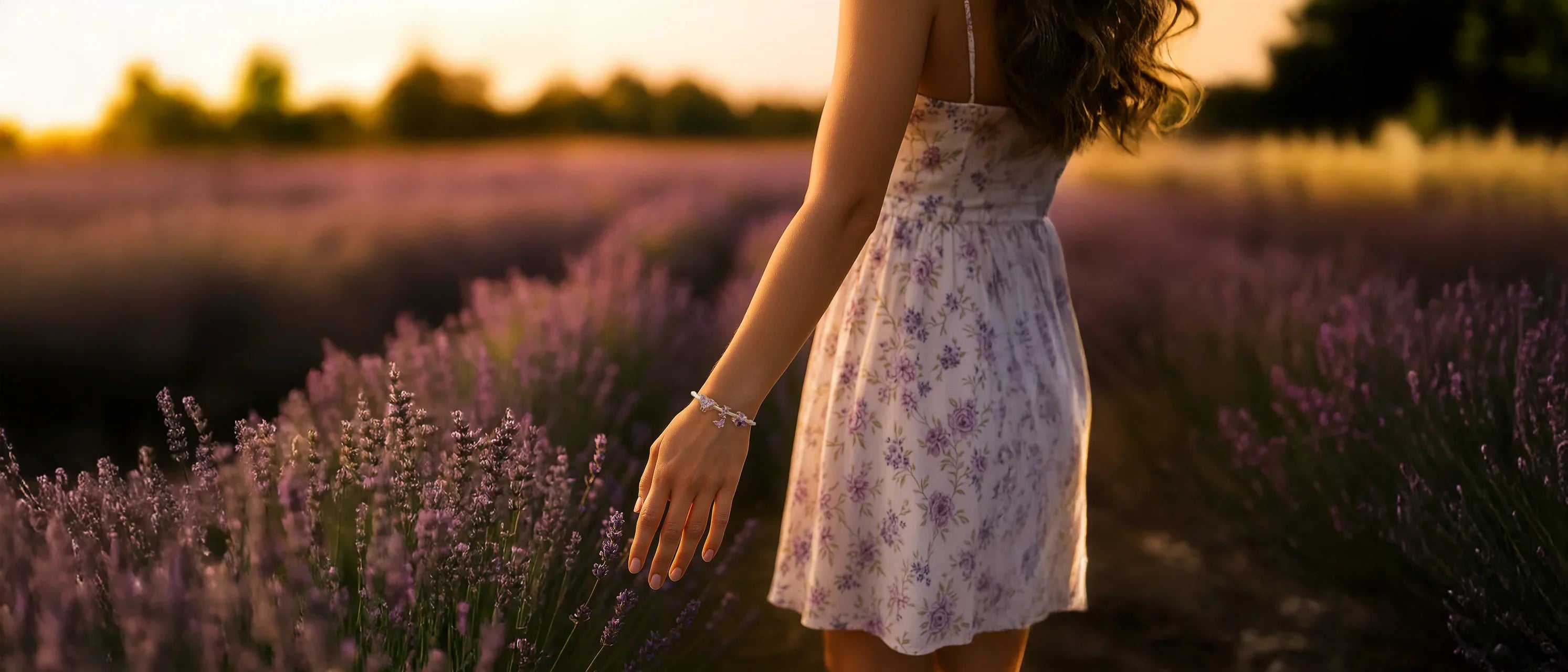 Frau trägt Charmerie Armband aus 925 Sterling-Silber im Lavendelfeld bei Sonnenuntergangslider_item_DY98pp