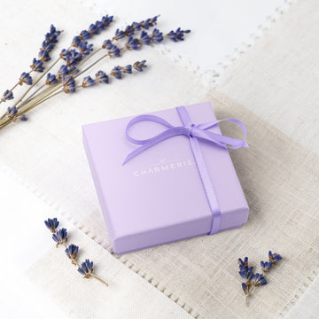 Geschenkverpackung der Charms von Charmerie dekoriert mit Lavendelblüten