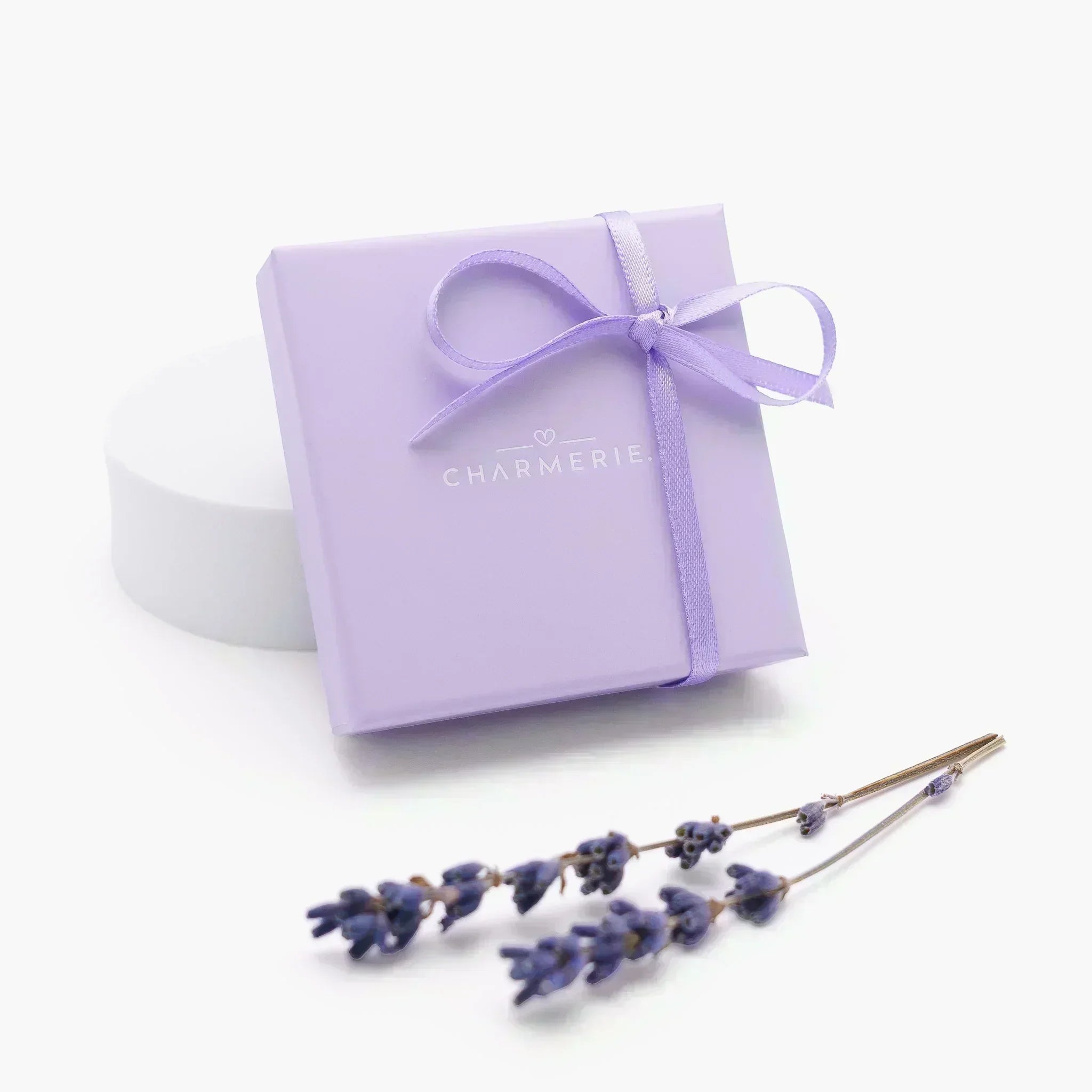 Geschenkverpackung der Charms von Charmerie mit Lavendelblüten