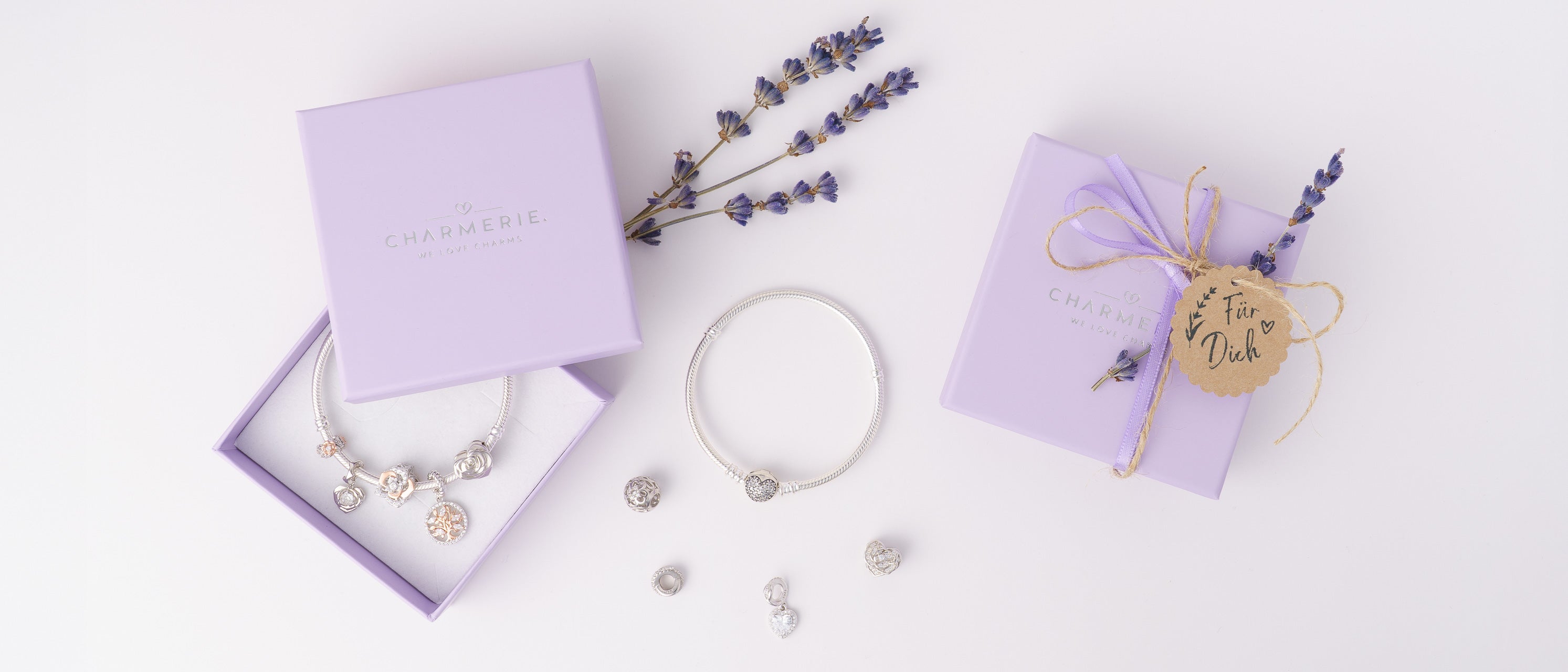 Liebevoll verpackte Charmerie Armband-Sets mit Lavendel und handverlesenen Charms aus 925 Sterling Silber