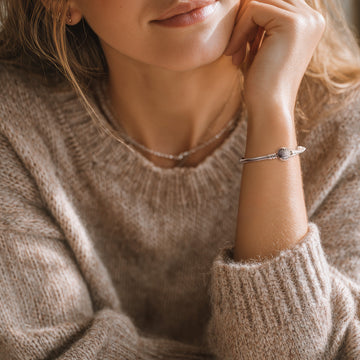 Frau trägt Pavé Herz Armband von Charmerie aus 925 Sterling-Silber