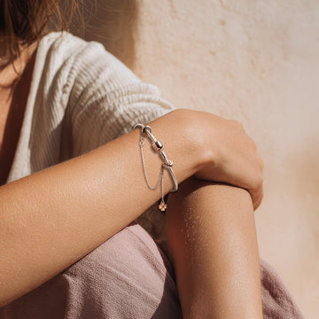 Frau trägt Armband und Sicherheitskette von Charmerie aus 925 Sterling-Silber