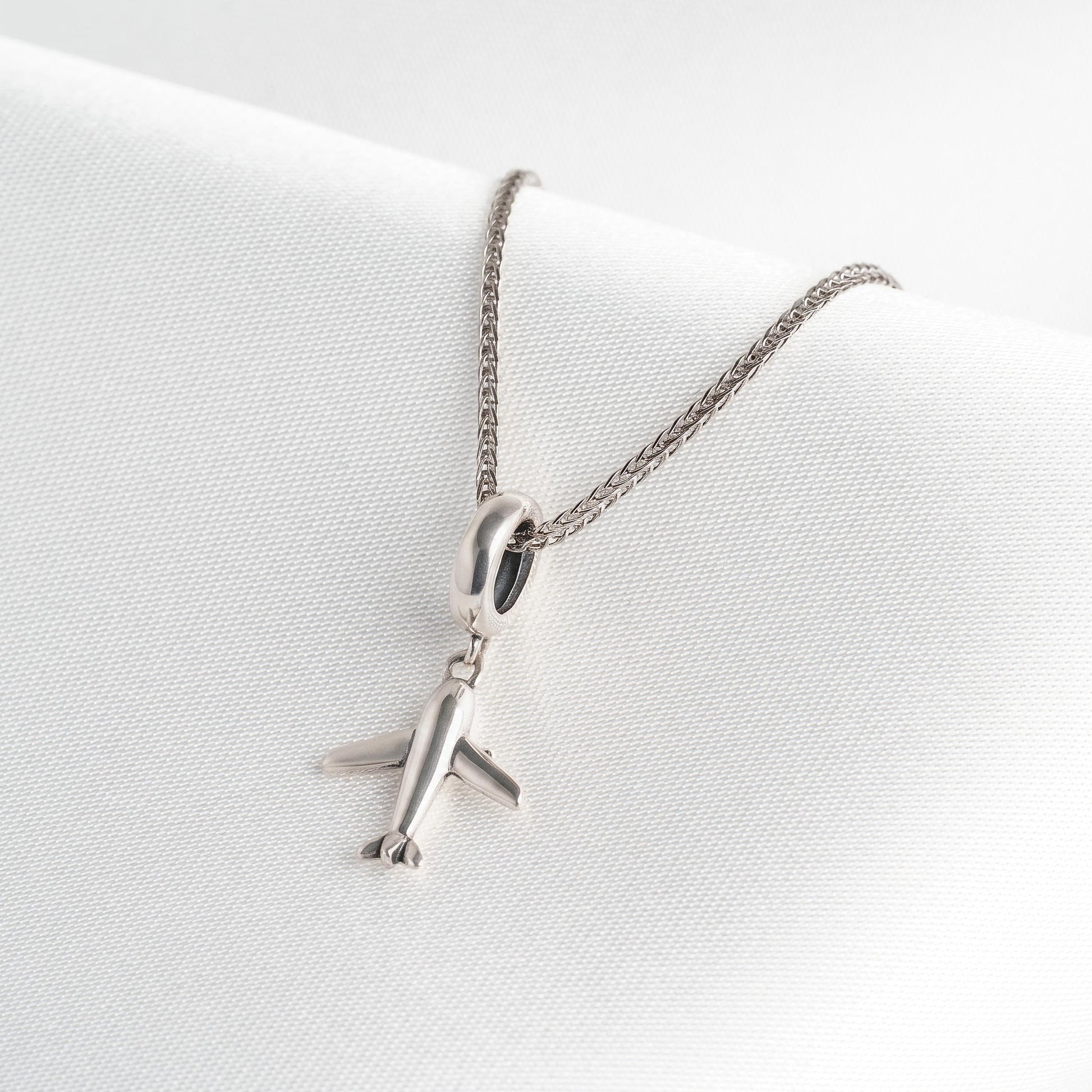 Verstellbare Kette mit Flugzeug-Anhänger aus 925 Silber, Nahaufnahme
