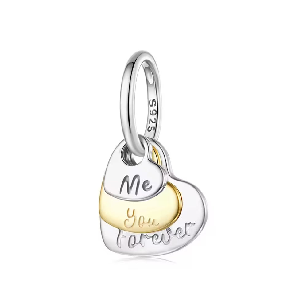 Bicolor Herz-Charm aus 925 Sterling Silber und 18 K vergoldet mit drei ineinandergreifenden Anhängern und der Gravur „Me You Forever“.
