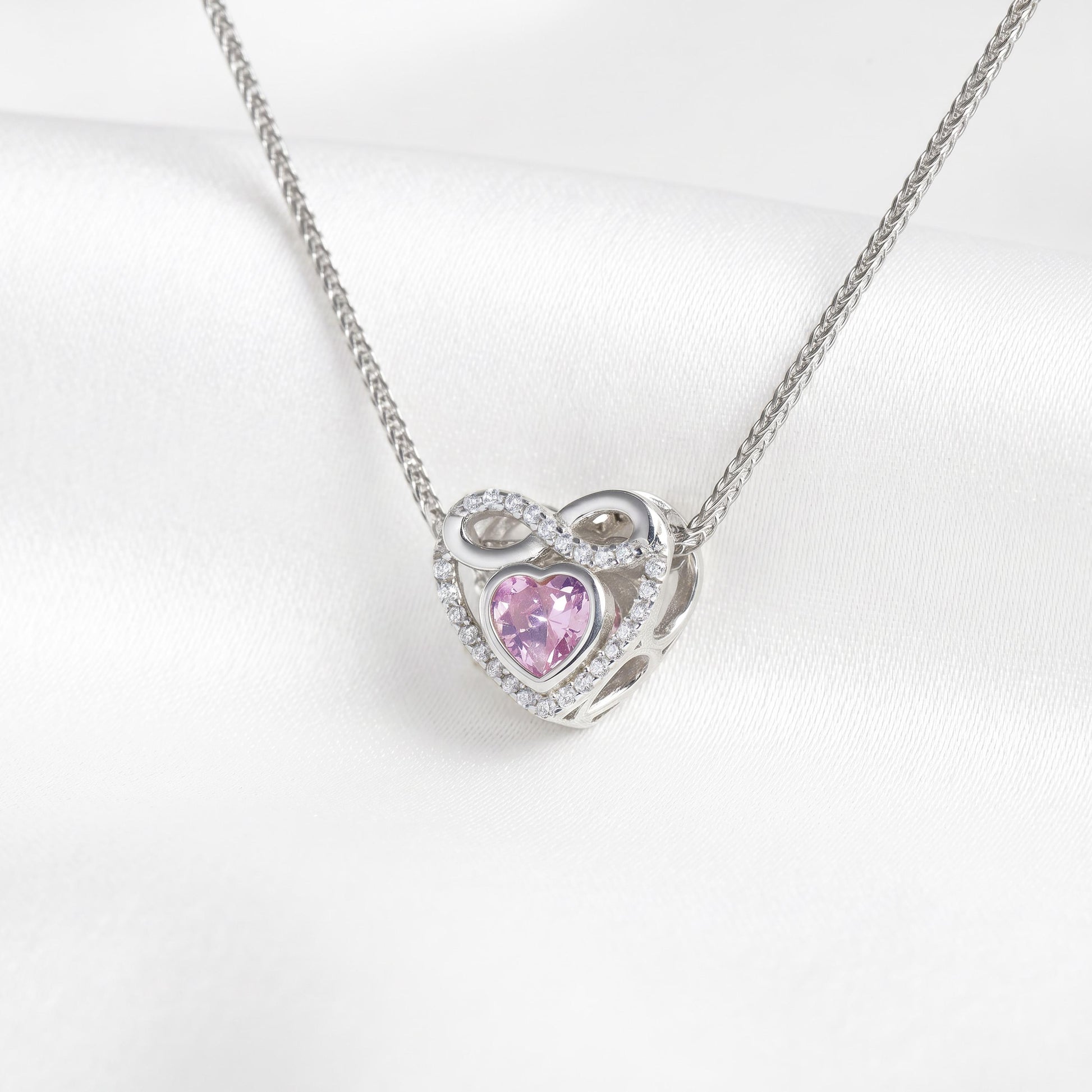 Kette mit Herzanhänger aus 925 Silber, rosa Zirkonia und Unendlichkeitszeichen, Nahaufnahme