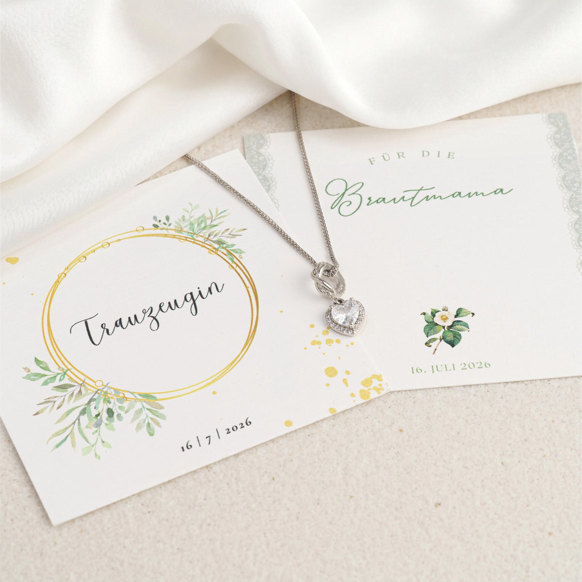 Geschenkkarte "Trauzeugin" mit goldenem Kranz-Motiv zur Kette mit Herzanhänger aus 925 Silber