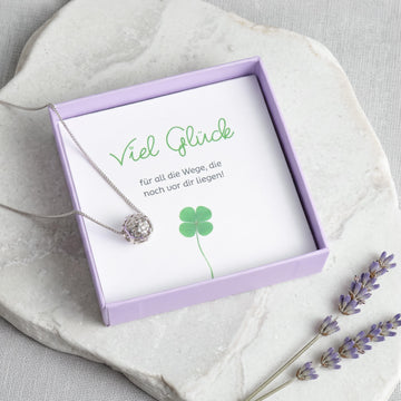 Geschenkkarte "Viel Glück" mit Kleeblatt-Motiv zur Kette mit rundem Kleeblatt-Anhänger aus 925 Silber