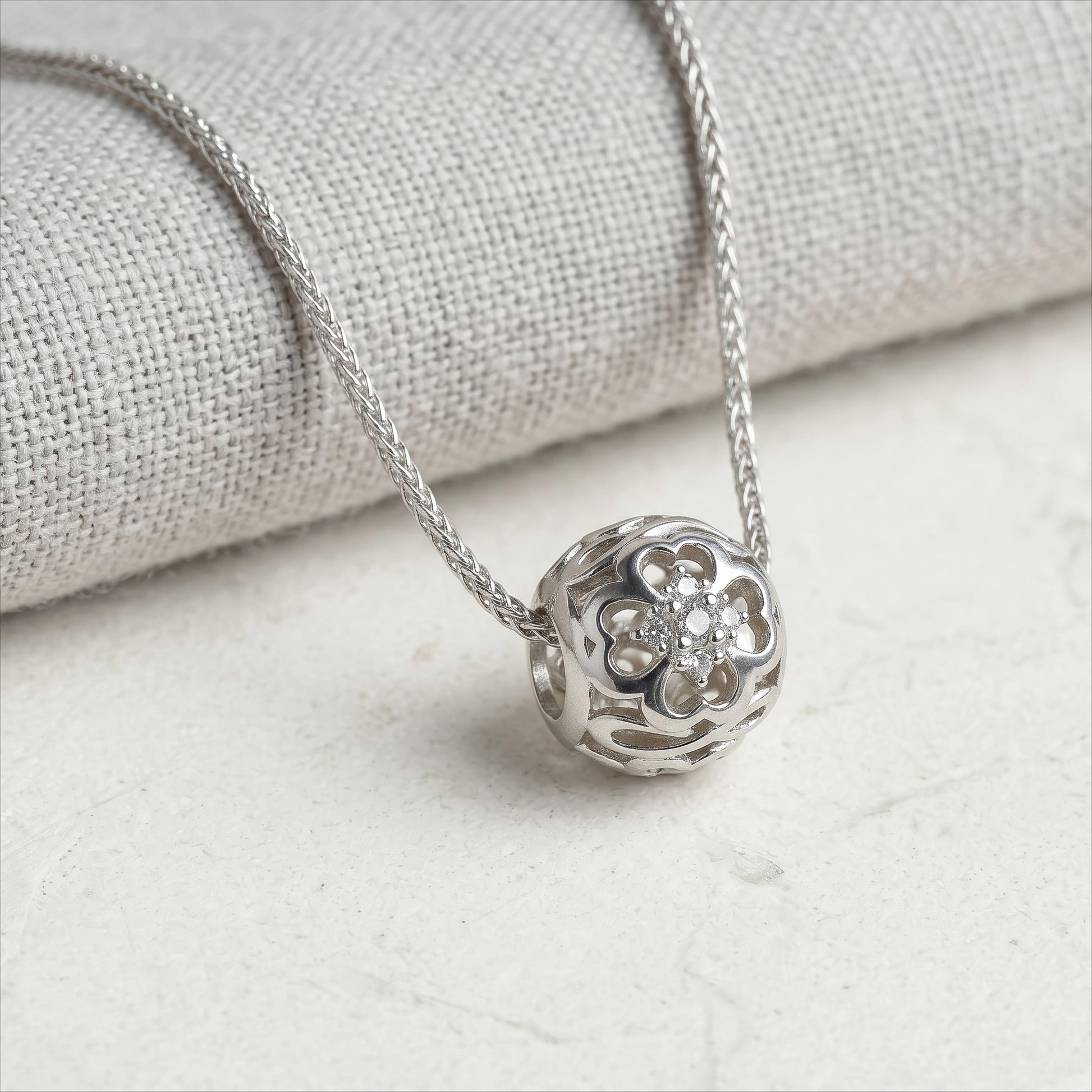 Kette mit rundem Kleeblatt-Anhänger aus 925 Silber und Zirkonia, Nahaufnahme