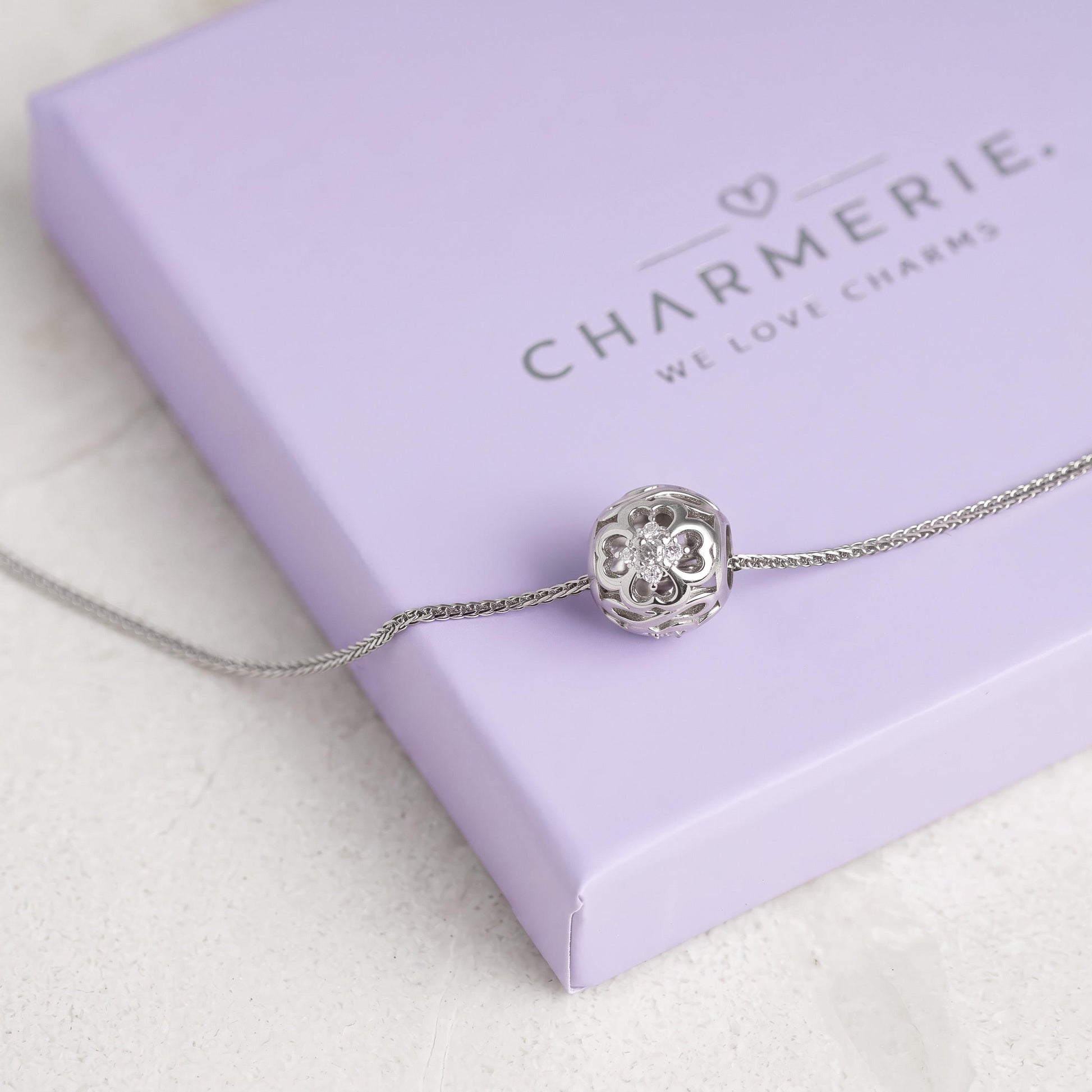 Kette mit rundem Kleeblatt-Anhänger aus 925 Silber und Zirkonia auf Charmerie-Geschenkbox