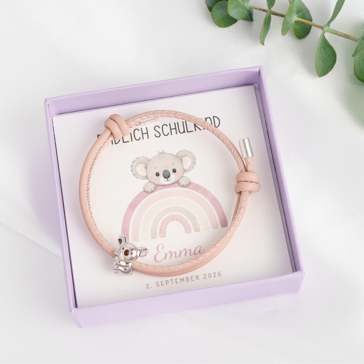Rosa Lederarmband mit Koala-Anhänger aus 925 Silber in Geschenkbox, Geschenkkarte "Endlich Schulkind" mit Koala-Regenbogen-Motiv und Namen "Emma"