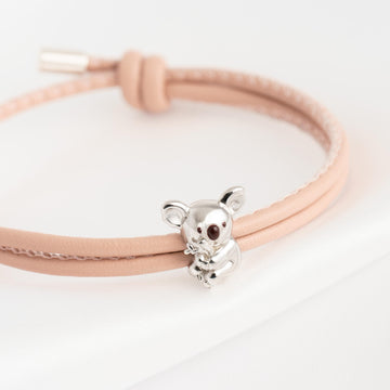 Rosa Lederarmband mit Koala-Anhänger aus 925 Silber, Detailansicht des Anhängers