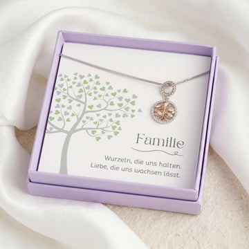 Kette mit rundem Lebensbaum-Anhänger aus 925 Silber mit Roségold und Zirkonia, in Geschenkbox mit Baum-Motiv-Karte "Familie – Wurzeln, die uns halten"