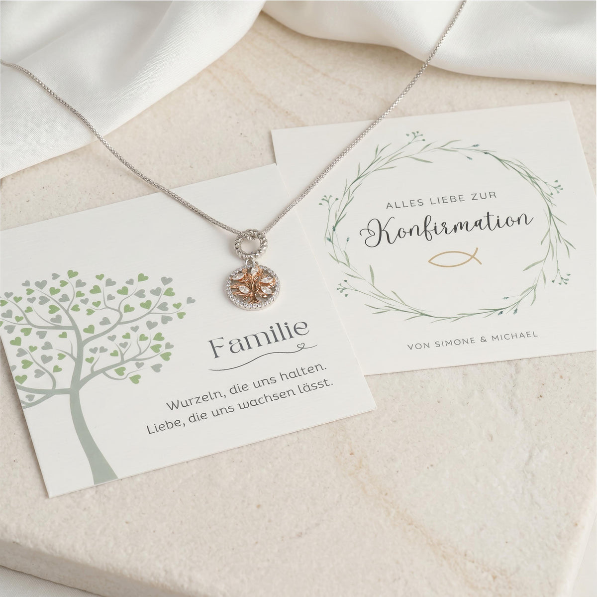 Kette mit rundem Lebensbaum-Anhänger aus 925 Silber mit Roségold und Zirkonia, Geschenkkarten "Familie" und "Alles Liebe zur Konfirmation"