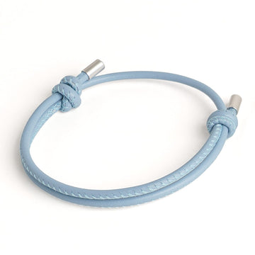 Hellblaues Lederarmband mit verstellbarem Knoten und silbernen Metallenden