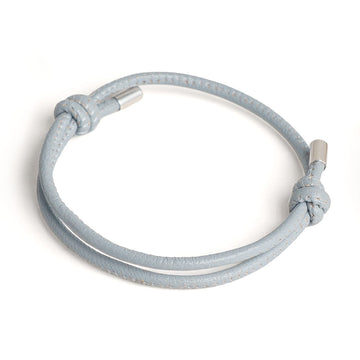 Hellgraues Lederarmband mit verstellbarem Knoten und silbernen Metallenden