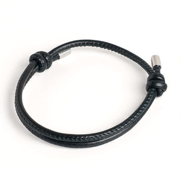 Schwarzes Lederarmband mit verstellbarem Knoten und silbernen Metallenden
