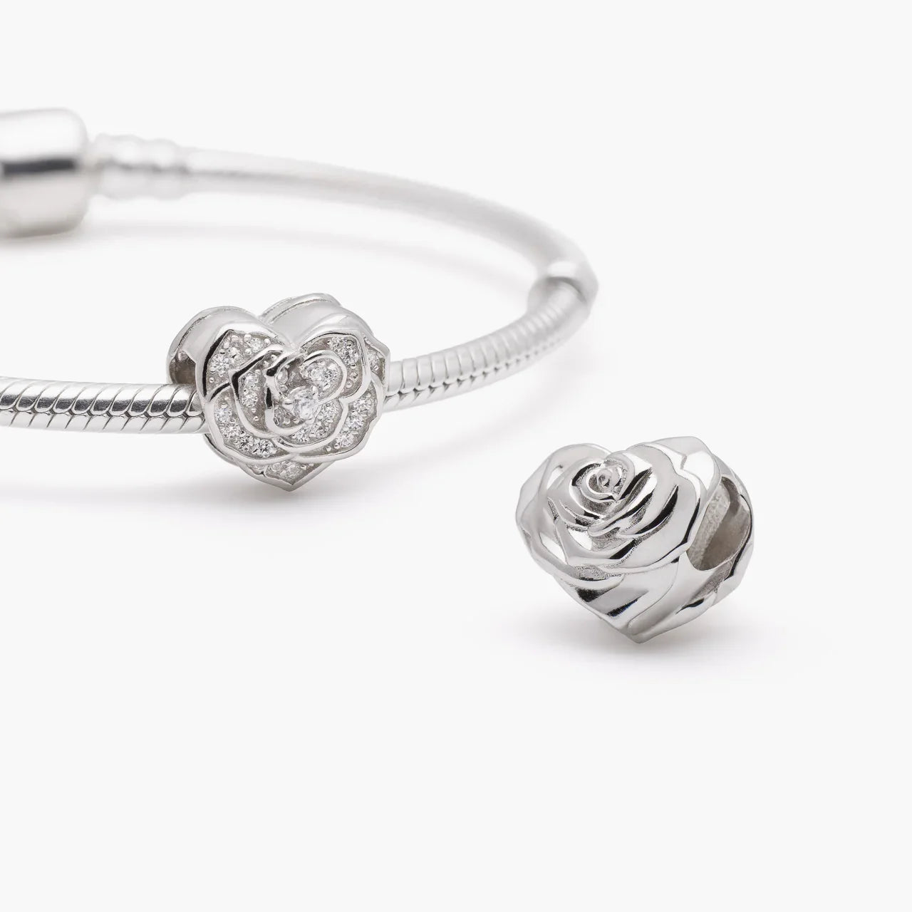 Romantischer Rosenherz Charm mit weißen Zirkonia aus 925 Sterling-Silber, Komposition – Charmerie