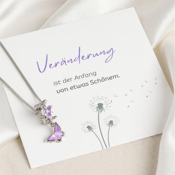Geschenkkarte "Veränderung ist der Anfang von etwas Schönem" mit Pusteblumen-Motiv zur Kette mit lila Schmetterling-Anhänger