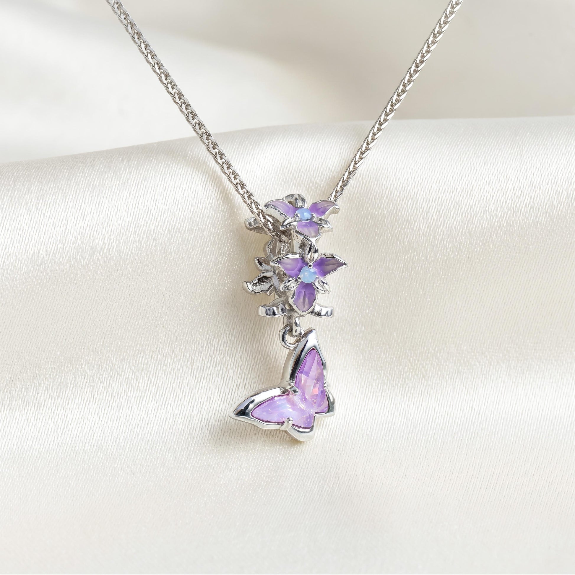 Kette mit lila Schmetterling- und Blüten-Anhänger aus 925 Silber, Nahaufnahme