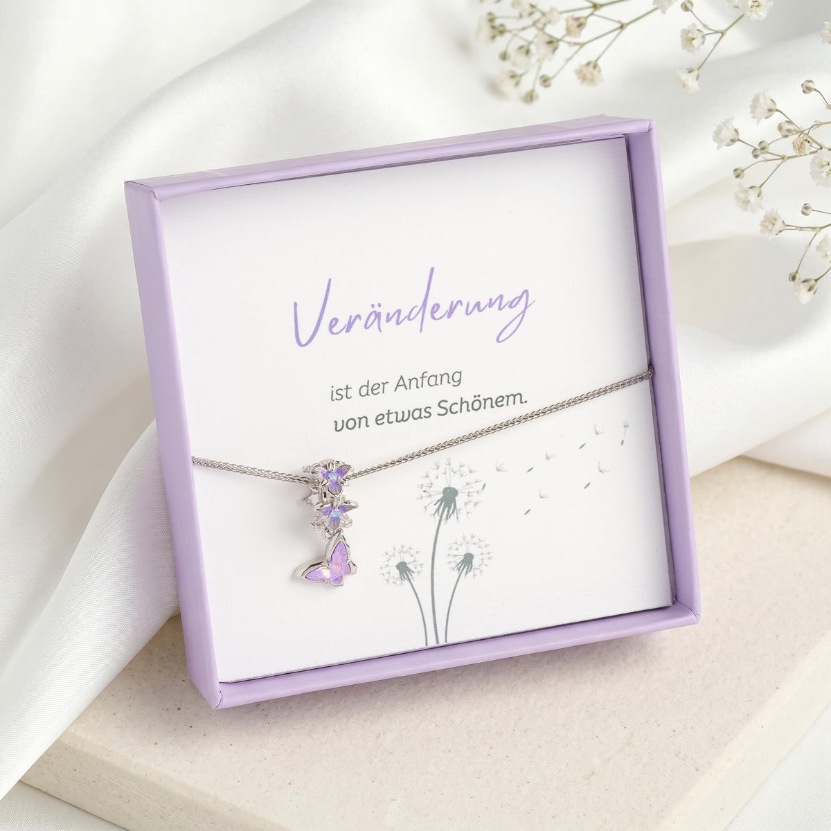 Kette mit lila Schmetterling-Anhänger aus 925 Silber in Geschenkbox, Geschenkkarte "Veränderung ist der Anfang von etwas Schönem"