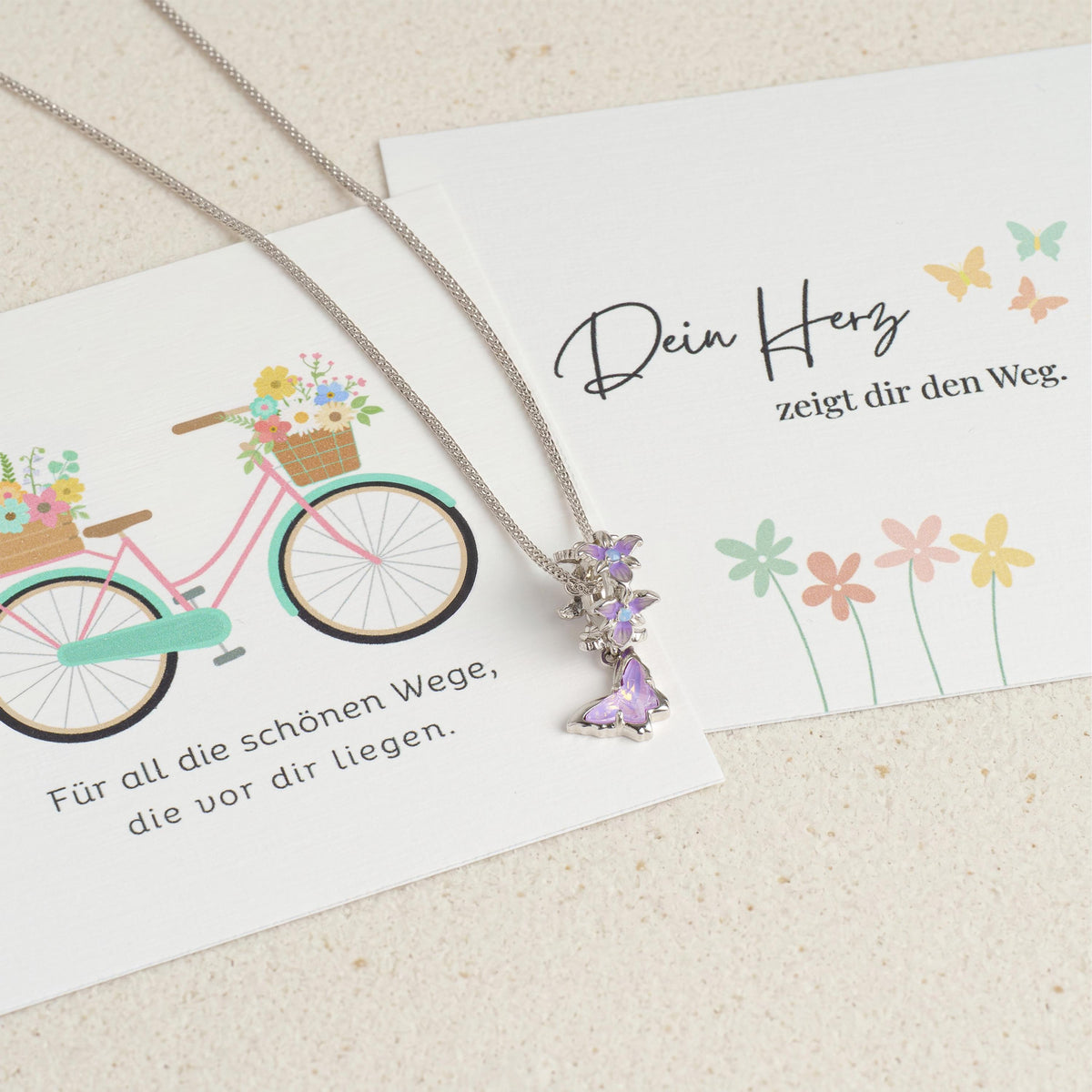 Geschenkkarte "Dein Herz zeigt dir den Weg" mit Fahrrad- und Blumen-Motiv zur Kette mit Schmetterling-Anhänger