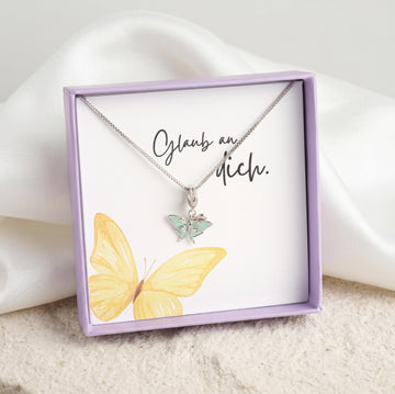 Geschenkkarte "Glaub an dich" mit gelbem Schmetterling-Motiv zur Kette mit mintgrünem Schmetterling-Anhänger