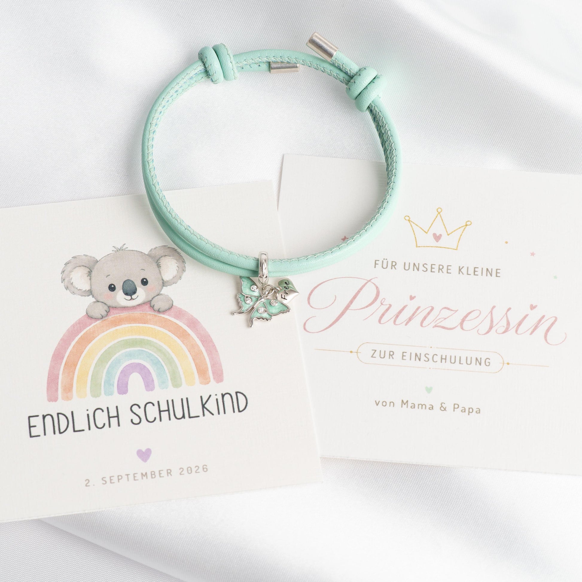 Mintgrünes Lederarmband mit Schmetterling-Charm aus 925 Silber, Geschenkkarten "Endlich Schulkind" mit Koala-Motiv und "Für unsere kleine Prinzessin zur Einschulung"