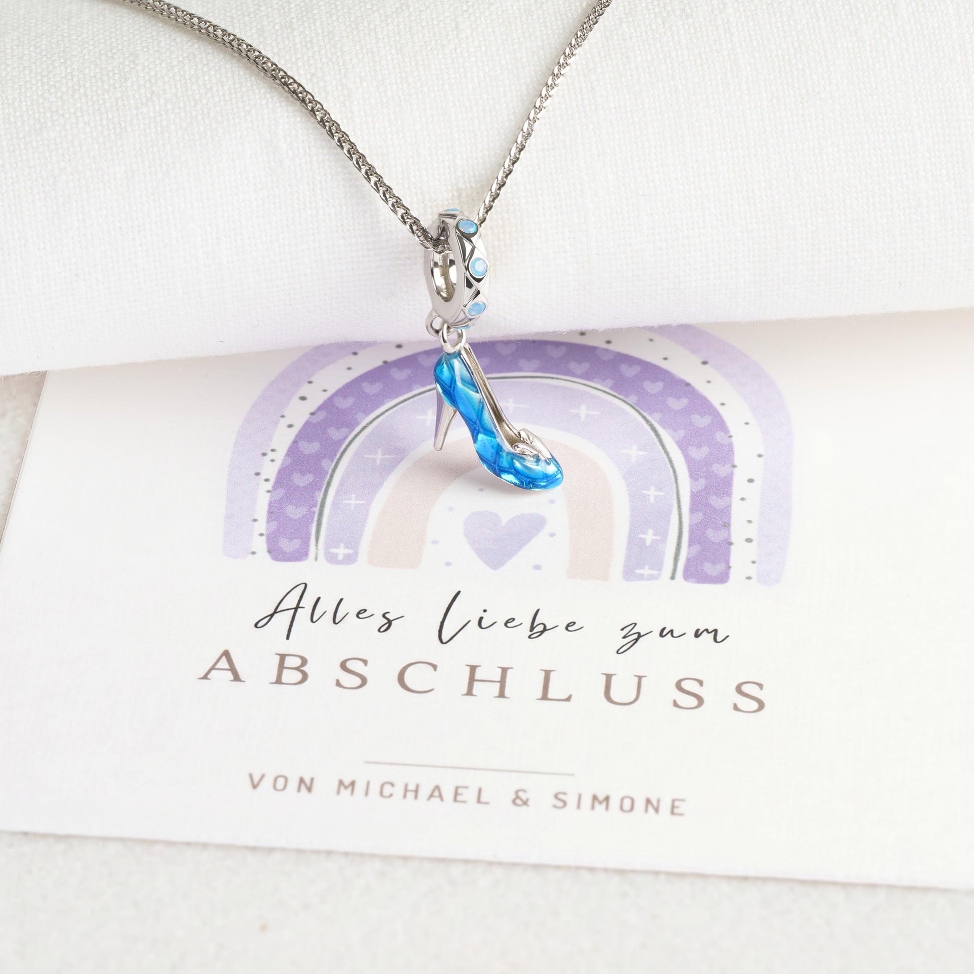 Kette mit blauem High-Heel-Anhänger aus 925 Silber, Geschenkkarte "Alles Liebe zum Abschluss, von Michael & Simone" mit Regenbogen-Motiv