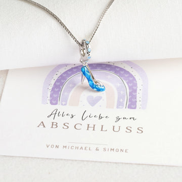 Kette mit blauem High-Heel-Anhänger aus 925 Silber, Geschenkkarte "Alles Liebe zum Abschluss, von Michael & Simone" mit Regenbogen-Motiv