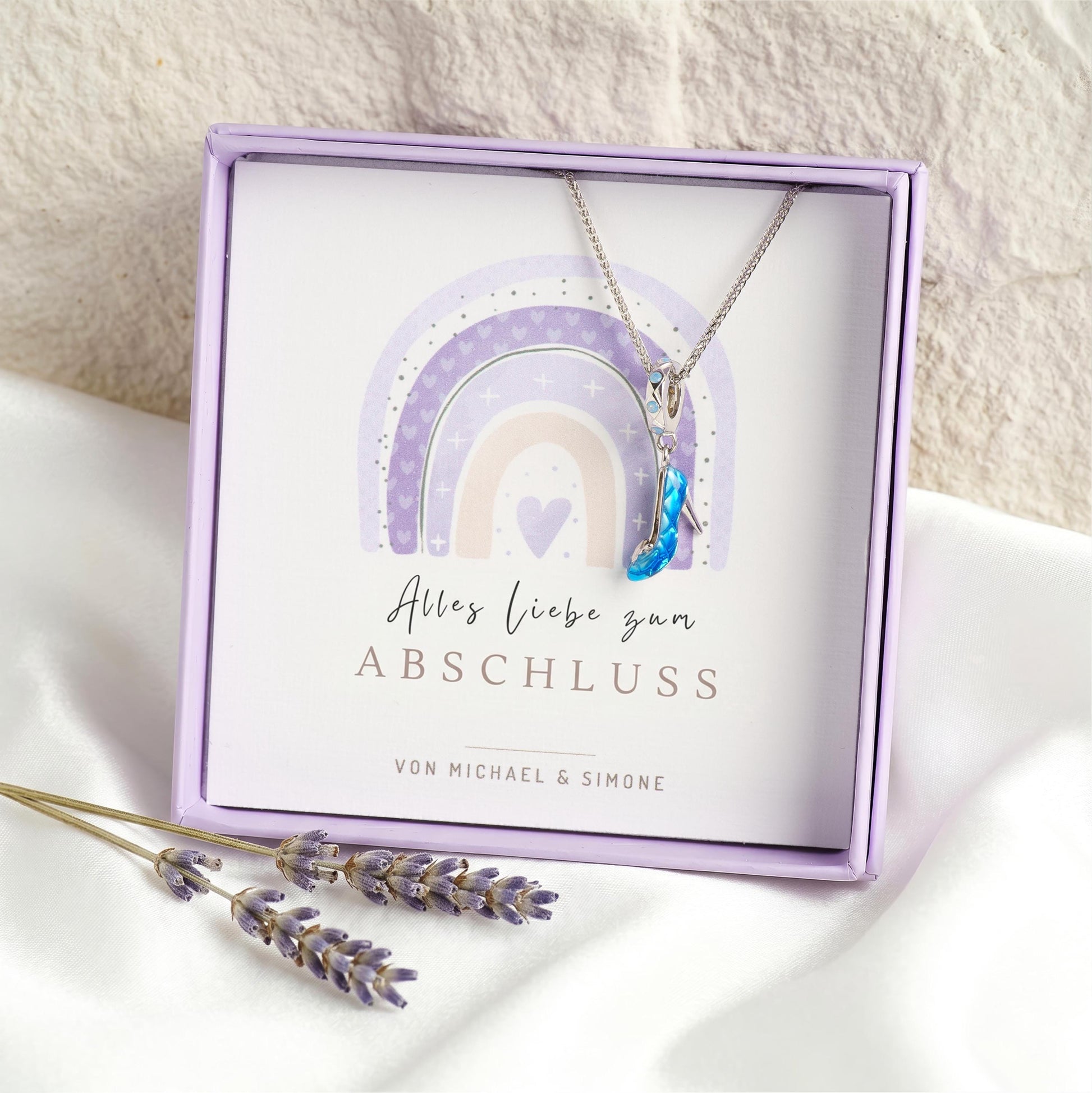 Kette mit blauem High-Heel-Anhänger aus 925 Silber in Geschenkbox, Geschenkkarte "Alles Liebe zum Abschluss, von Michael & Simone" mit Regenbogen-Motiv