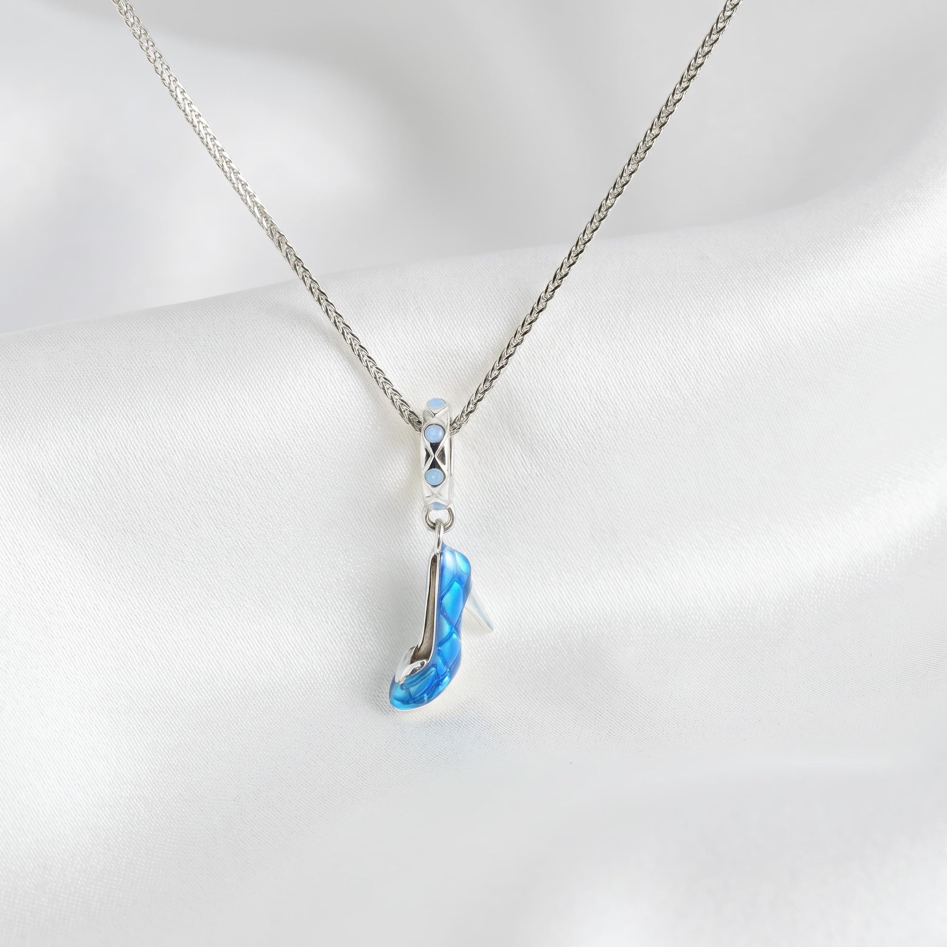Kette mit blauem High-Heel-Anhänger aus 925 Silber, Nahaufnahme des Anhängers