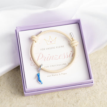 Beiges geflochtenes Lederarmband mit blauem High-Heel-Charm aus 925 Silber in Geschenkbox, Geschenkkarte "Für unsere kleine Prinzessin zur Einschulung"