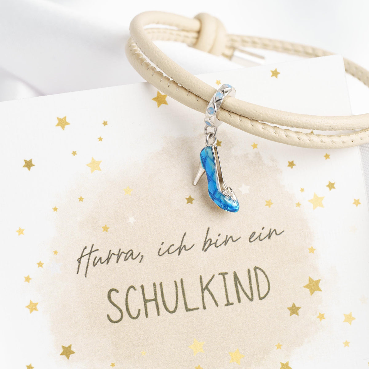 Beiges geflochtenes Lederarmband mit blauem High-Heel-Charm aus 925 Silber, Geschenkkarte "Hurra, ich bin ein Schulkind"