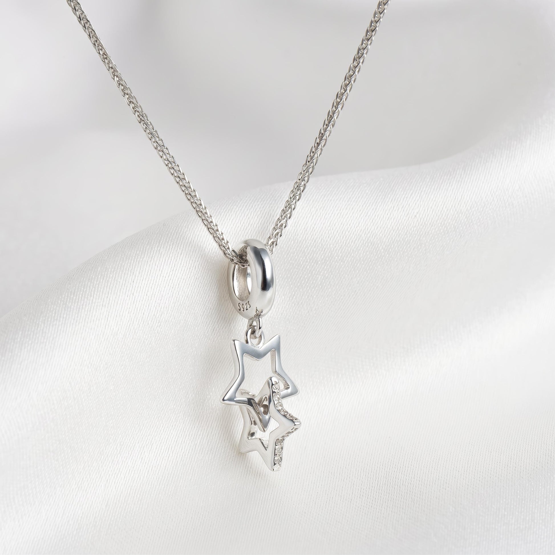 Kette mit zwei tanzenden Stern-Anhängern aus 925 Silber, Nahaufnahme