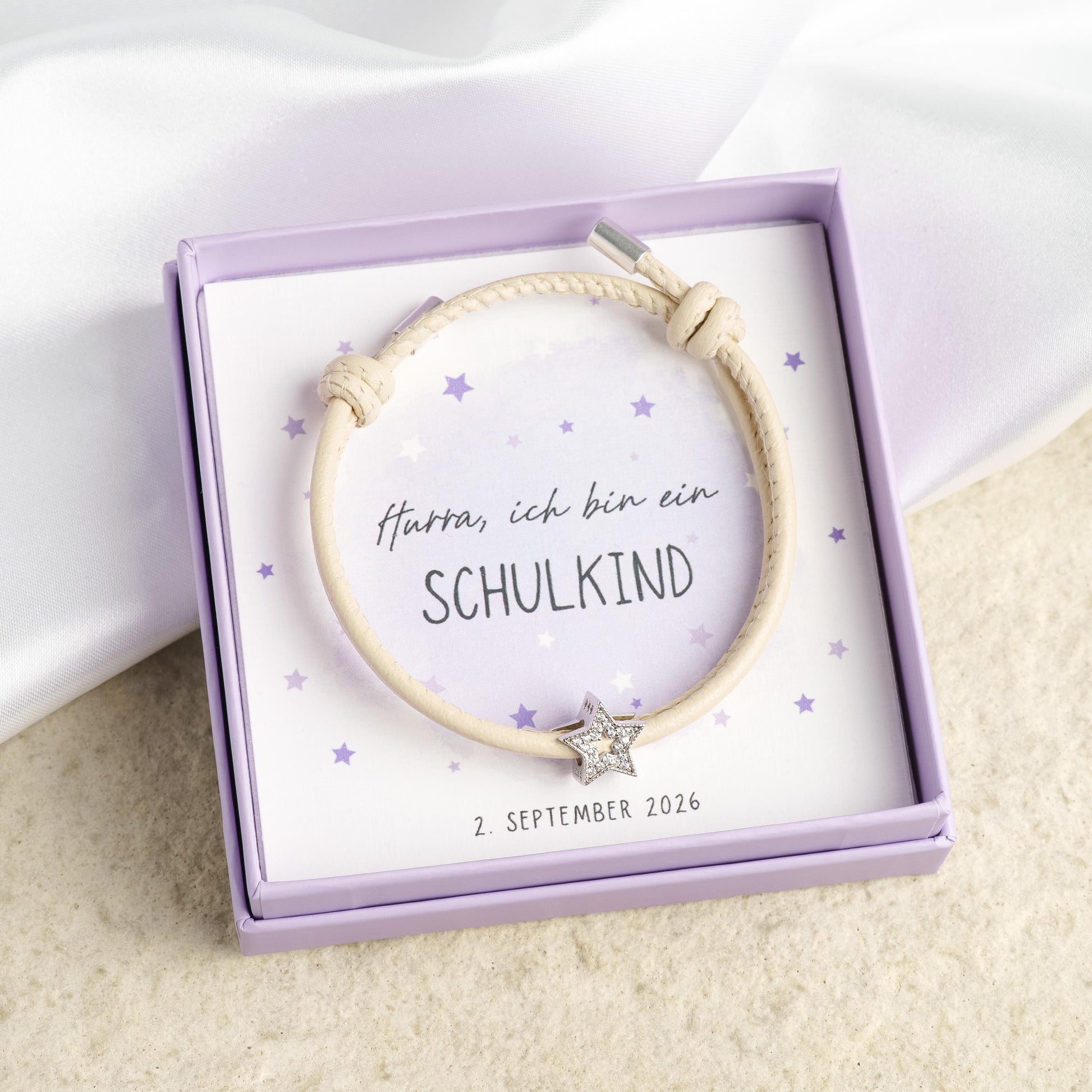 Beiges geflochtenes Lederarmband mit Stern-Charm aus 925 Silber, Geschenkkarte "Hurra, ich bin ein Schulkind", 2. September 2026