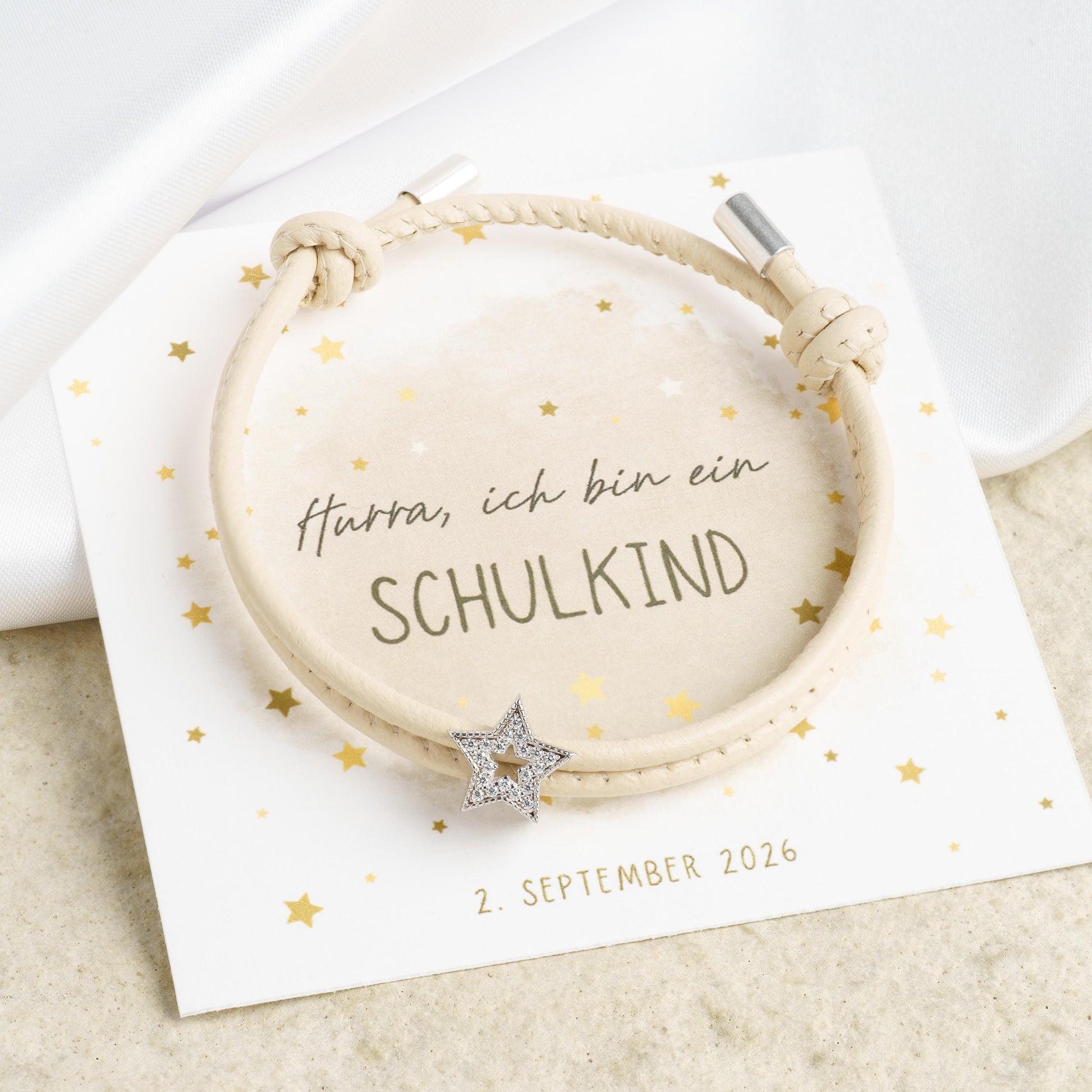 Beiges geflochtenes Lederarmband mit Stern-Charm aus 925 Silber, Geschenkkarte "Hurra, ich bin ein Schulkind"