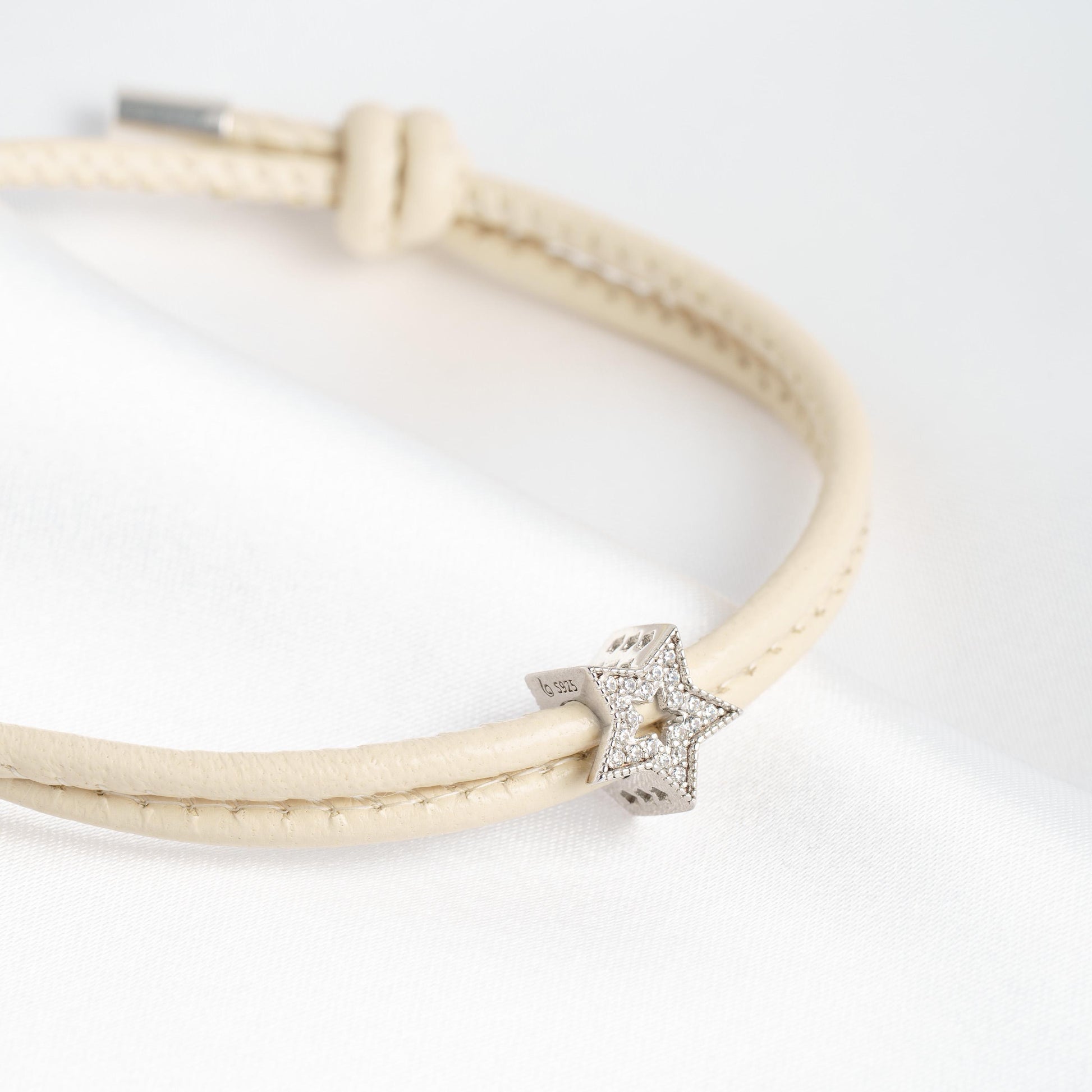 Beiges geflochtenes Lederarmband mit Stern-Charm aus 925 Silber in Geschenkbox, Geschenkkarte "Hurra, ich bin ein Schulkind"