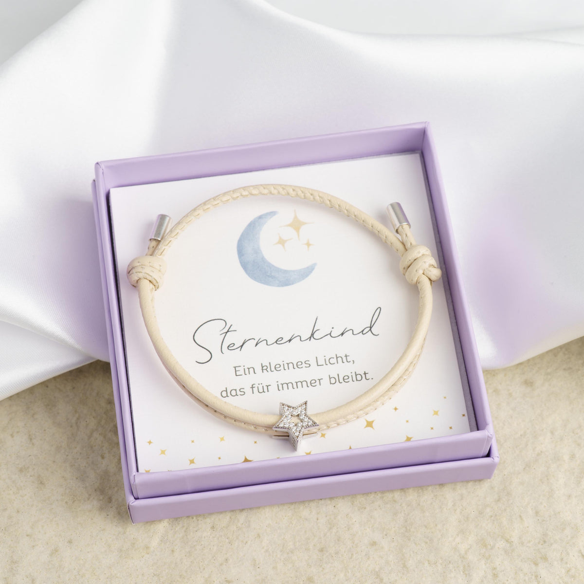 Beiges geflochtenes Lederarmband mit Stern-Charm aus 925 Silber in Geschenkbox, Geschenkkarte "Sternenkind"