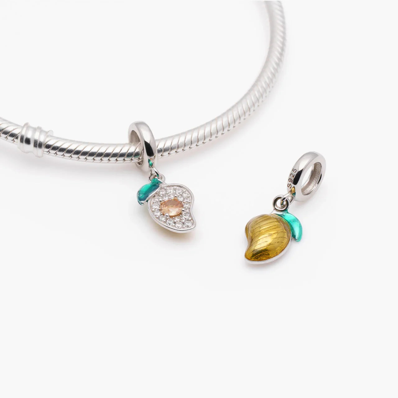 Tropischer Mango Charm Anhänger aus 925 Sterling-Silber, Komposition – Charmerie