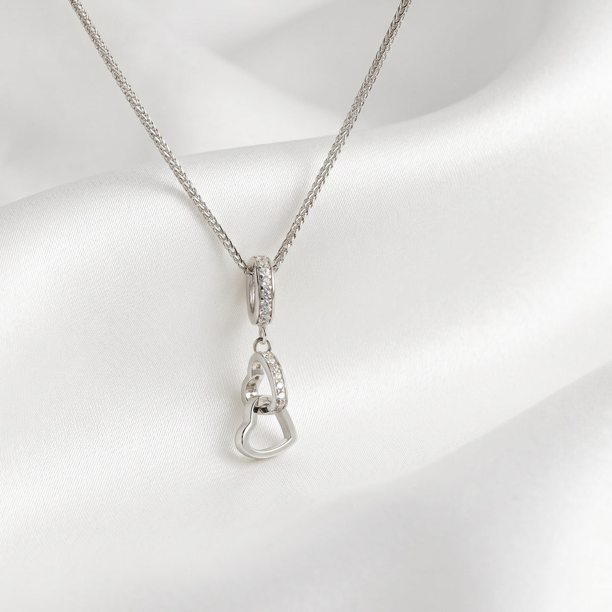 Halskette mit zwei verschlungenen Herzen und Pavé-Zirkonia aus 925 Silber, Nahaufnahme